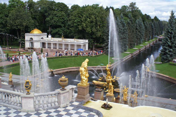 Petershof_Bolshoy Palace_Fontaenenallee_Grosse Kaskade_2005_i